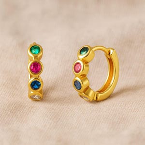 Gold Regenbogen Huggie Hoop Ohrringe - Zierliche mehrfarbige Kristall Creolen - Kleine Goldene Ohrringe für Frauen - Bunt Schmuck für jeden Tag