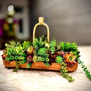 Faux Sukkulenten Arrangement: Holzbehälter mit Gold Kerzenhalter