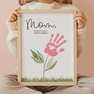 Regalo DIY con huella de mano para mamá / Regalo original / Regalo para el Día de la Madre / Arte imprimible con huella de mano de flores / Recuerdo para mamá / Regalo de cumpleaños para mamá