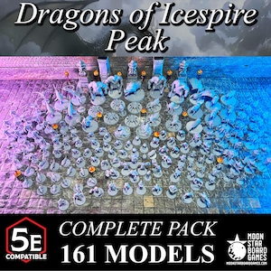 Puede incluir: Un pack completo de 161 modelos en miniatura para juegos de mesa. Los modelos son de varias formas y tamaños, con una combinación de colores gris claro. El texto "Dragons of Icespire Peak" está en la parte superior, y "5E Compatible" en la parte inferior izquierda.