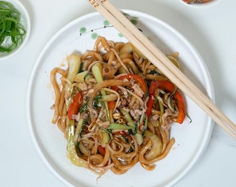 Yaki Udon Box – Japanska nudlar wokade med grönsaker och en originell sås | Enkelt japanskt matlagningskit