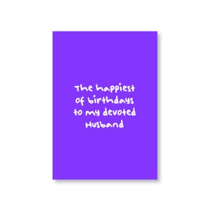 Puede incluir: Tarjeta morada con texto blanco que dice "Los cumpleaños más felices para mi esposo dedicado".