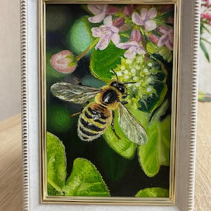 Bij op bloemen olieverfschilderij op hout – realistische natuurkunst, botanische wanddecoratie, handgeschilderd insectenkunstwerk, klein origineel schilderij