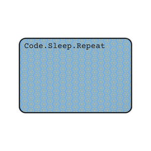 Könnte beinhalten: Eine blaue und gelbe gemusterte Mauspad mit dem Text "Code. Sleep. Repeat" darauf gedruckt.