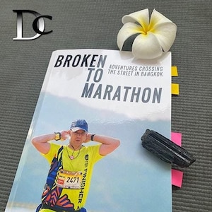 Broken to Marathon: gedrukt in Thailand en ondertekend door de auteur