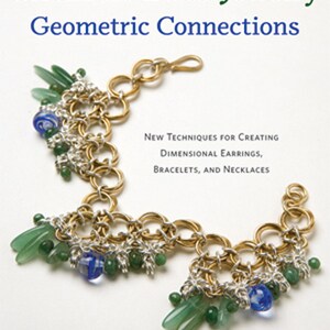 Puede incluir: Un brazalete de cadena dorada con cuentas verdes y azules. El brazalete est&aacute; hecho con un dise&ntilde;o geom&eacute;trico. El texto de la portada del libro dice "Chain and Bead Jewelry Geometric Connections" y "New Techniques for Creating Dimensional Earrings, Bracelets, and Necklaces".
