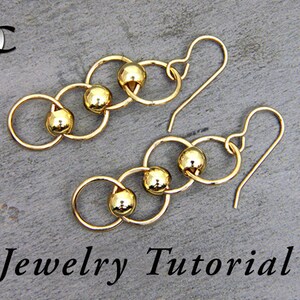 Könnte beinhalten: Ein Paar goldene Ohrringe mit drei goldenen Perlen und ineinandergreifenden Kreisen. Schmuck-Tutorial.