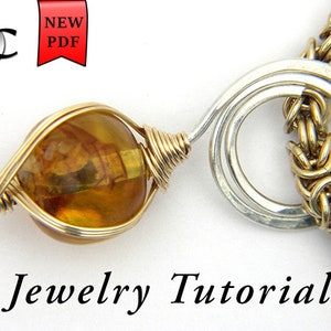 Peut inclure: Tutoriel de bijoux en or et argent avec un pendentif composé d'une pierre ronde en ambre enveloppée de fil d'or et d'une chaîne en argent avec un anneau torsadé.