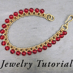 Può includere: Un braccialetto a catena dorata con perline rosse. Il braccialetto ha una chiusura a moschettone. Tutorial di gioielleria.