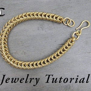 Può includere: Un braccialetto a catena dorata con chiusura a moschettone. Il braccialetto è realizzato con un motivo a catena intrecciata. Tutorial di gioielleria.