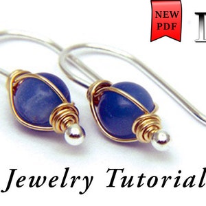 以下が含まれることがあります： 金色のワイヤーで巻かれた青い宝石のイヤリングのペア。イヤリングはシルバーのフックが付いています。イヤリングはジュエリーのチュートリアルです。