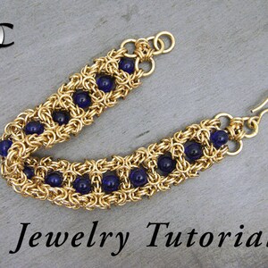 Op de afbeelding: Gouden kettingarmband met blauwe kralen. De armband heeft een karabijn sluiting. Sieraden Tutorial.