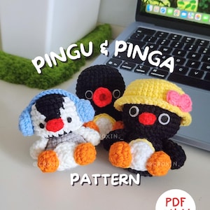 Puede incluir: Tres juguetes de pingüinos hechos a mano. Un pingüino lleva un gorro azul, otro un gorro amarillo con un lazo rosa, y el tercero no tiene gorro. El texto "PINGU & PINGA" y "PATTERN PDF ONLY" son visibles.