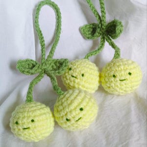 Llavero colgante de cereza de ganchillo verde para bolso / Llavero amigurumi hecho a mano