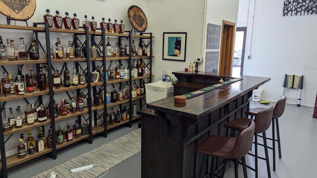 L-shaped Rustic Bar With Sliding Barn Doors: Country Farmhouse ...