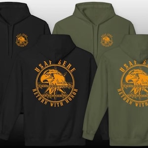 Puede incluir: Cuatro sudaderas con capucha en negro y verde oliva. Cada sudadera presenta un diseño con un águila y el texto "USAF SERE RETURN WITH HONOR" en dorado. El diseño está en la parte delantera y trasera de las sudaderas.