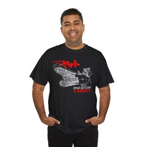 Puede incluir: Una camiseta negra con un contorno blanco del acorazado espacial Yamato, con el texto japonés "宇宙戦艦ヤマト" y las palabras "Space Battleship Yamato" en rojo.