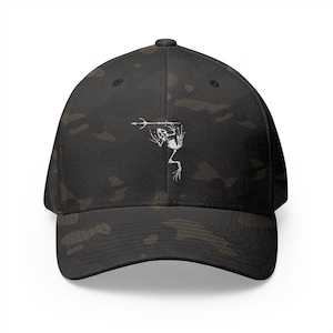Puede incluir: Gorra de béisbol de camuflaje negro con un diseño de esqueleto blanco sosteniendo un tridente. La gorra tiene una visera curva y una corona estructurada. El sombrero está hecho de una tela duradera y tiene un estilo clásico e informal.