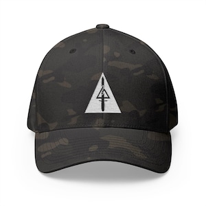 Puede incluir: Gorra de béisbol de camuflaje negro con un emblema blanco que presenta un cuchillo y un triángulo. La gorra tiene una visera curva y un ajuste estructurado, adecuada para actividades al aire libre o uso casual.