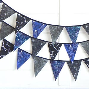 Celebre con estilo cósmico con banderines con forma de mapa de constelaciones. Perfectos para bodas, guarderías, cumpleaños, baby showers y aulas.