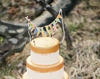 Cottage Chic Cake Bunting Topper - Give Your Cake a Rustic Vibe with this Sweet and Charming Decoration - Perfect for Country Weddings!