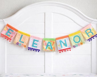 Aangepaste naambanner met stof en viltletters, gepersonaliseerd naambord kinderkamer, handgemaakte kinderkamer wanddecoratie