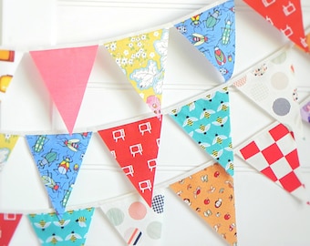 Bright Patchwork Mini Bunting Garland Colorful Kids Room Decor – Retro Fabric Triangle Banner for Playroom, Nursery or Birthday Party