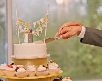 Vintage-Inspired Floral Cake Bunting Topper - Infuse Timeless Elegance into Your Cake Decor with this Delicate Handmade Accessory!