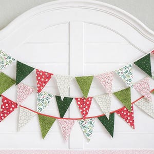 Guirlanda de Natal em Miniatura de Tecido - Bandeirinhas Feitas à Mão em Vermelho Vintage, Verde e Creme para Lareira, Árvore de Natal, Prateleiras e Decoração Aconchegante de Inverno imagem 1