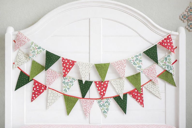 Guirlanda de Natal em Miniatura de Tecido - Bandeirinhas Feitas à Mão em Vermelho Vintage, Verde e Creme para Lareira, Árvore de Natal, Prateleiras e Decoração Aconchegante de Inverno imagem 1