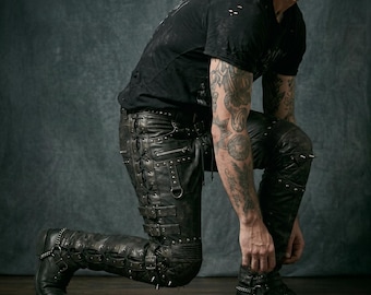 Handgemaakte leren herenbroek Zwarte leren bikerbroek Veterschoenen leren cargobroek Slim fit bezaaide gesp Distressed gotische leren broek