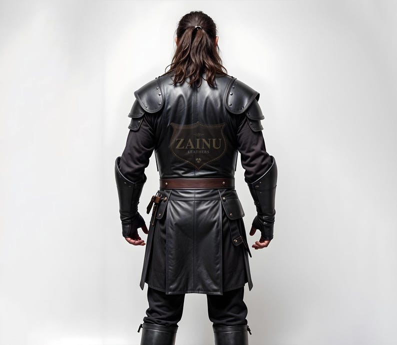 Peut inclure: Une armure en cuir noir avec une ceinture en cuir marron et un logo qui dit "ZAINU LEATHERS".