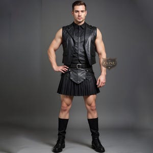 Pode incluir: Um kilt de couro preto com uma saia plissada e um colete de couro preto com uma camisa preta abotoada por baixo. O colete tem um fecho de correr e uma gola alta. O kilt tem um cinto com uma fivela prateada. O modelo está a usar botas pretas.