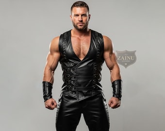 Schwarze Lederweste und Hose für Herren - tiefer V-Gladiator-Stil mit seitlichen Schnallen, ärmelloses Festival-Outfit, handgefertigter Echtlederanzug