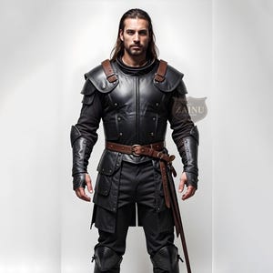 Peut inclure: Une armure en cuir noir avec des accents en cuir marron. L'armure comprend une pi&egrave;ce de poitrine, des &eacute;paulettes, des prot&egrave;ge-bras et une ceinture. L'armure est port&eacute;e par une personne aux longs cheveux bruns.