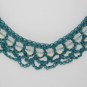 Gehaakte Teal en kristal ketting