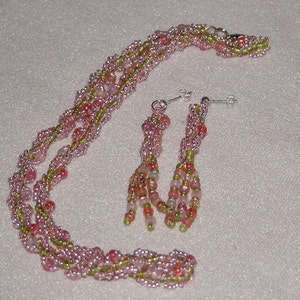 Hübsch in rosa Halskette und Ohrringe