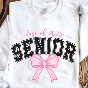 Senior 2025 Kokett Bogen PNG | Klasse von 2025 Shirt Design | Abitur-Geschenke mit rosa Schleife, Abitur-Hochschul-Hochschulfeier-Abschluss