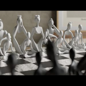 Könnte beinhalten: Ein einzigartiges Schachspiel mit weißen, stilisierten menschlichen Figuren, einige gekrönt, in sitzender Position. Die Schachfiguren sind auf einem schwarz-weiß karierten Brett angeordnet. Die Figuren sind in verschiedenen Posen.