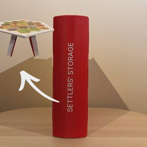 Può includere: Un set di tre tazze in ceramica con finitura opaca e macchiettata. Le tazze sono nei toni del crema, grigio chiaro e grigio scuro. Ogni tazza ha un design semplice e minimalista.