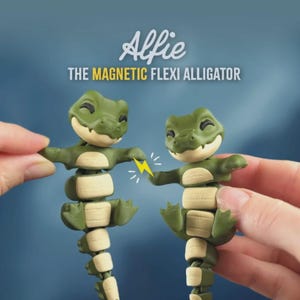 Könnte beinhalten: Zwei bewegliche Alligatorfiguren in Grün und Beige mit der Aufschrift Alfie The Magnetic Flexi Alligator. Jede Figur hat einen segmentierten Körper, ein lächelndes Gesicht und magnetische Gliedmaßen, die sich anziehen, markiert durch einen gelben Blitz.