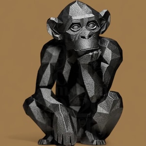 Könnte beinhalten: Eine schwarze geometrische Skulptur eines sitzenden Schimpansen, der sein Kinn auf seine Hand stützt. Die Skulptur hat ein facettiertes Design, das ihr ein modernes, eckiges Aussehen verleiht. Der Hintergrund ist ein warmes Braun.