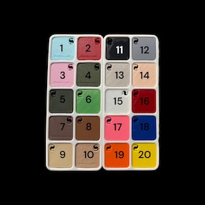 以下が含まれることがあります： 黒い持ち手と「But First, Coffee」の文字が黒字でプリントされた白いセラミックマグ。木製の表面に置かれています。マグカップの高さは10cmです。