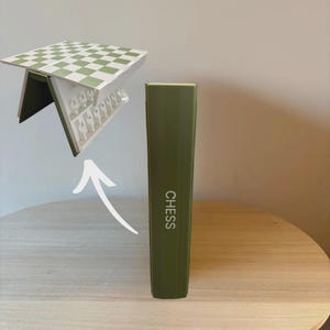 PlayBook'd™ Chess: magnetische boekvormige schaakset met ingebouwde opslag en aangepaste kleuren | Uniek cadeau voor game- en boekenliefhebbers
