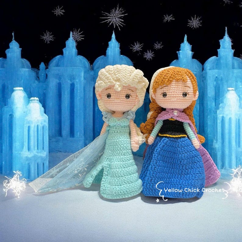 Pu&ograve; includere: Due bambole all'uncinetto, Elsa e Anna, davanti a uno sfondo di castello di ghiaccio blu. Elsa indossa un abito azzurro con un mantello trasparente, mentre Anna &egrave; in un abito blu con un mantello viola. Le bambole sono fatte a mano con dettagli.
