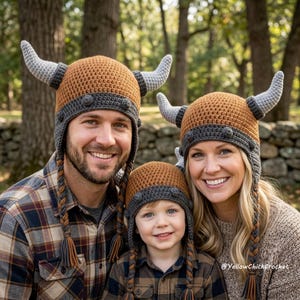 Puede incluir: Tres gorros de ganchillo a juego con una corona color canela, un borde gris oscuro con detalles circulares y dos cuernos gris claro a los lados. Cada gorro incluye orejeras trenzadas de color gris oscuro con borlas en los extremos.