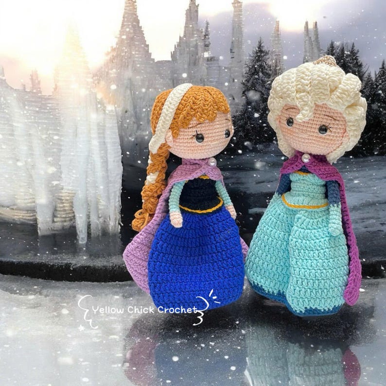 Pu&ograve; includere: Due bambole all'uncinetto, Anna ed Elsa, dal film Frozen. Anna ha i capelli arancioni in una treccia, indossa un vestito blu e un mantello rosa. Elsa ha i capelli biondi, indossa un vestito blu e un mantello viola. Lo sfondo mostra un paesaggio innevato.