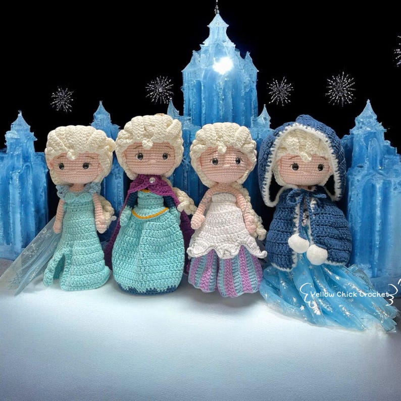 Pu&ograve; includere: Quattro bambole all'uncinetto fatte a mano, ognuna raffigurante un personaggio di un popolare film d'animazione. Le bambole sono vestite con vari abiti, tra cui abiti blu e bianchi e un mantello blu con cappuccio. Lo sfondo presenta un castello di ghiaccio blu e fiocchi di neve.