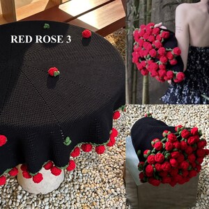 K&ouml;nnte beinhalten: Schwarze geh&auml;kelte Tischdecke mit roten Rosenakzenten und dem Text "RED ROSE 3". Die Tischdecke hat einen gewellten Rand mit roten Pompons und gr&uuml;nen Bl&auml;ttern. Die Rosen sind auch &uuml;ber die Oberseite der Decke verstreut.