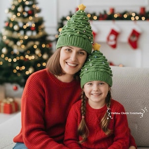 Pode incluir: Duas pessoas usando chapéus de crochê verdes em forma de árvore de Natal com estrelas amarelas. Os chapéus são decorados com pequenas contas coloridas. Ambas as pessoas estão usando suéteres vermelhos. A imagem inclui o texto "Yellow Chick Crochet".